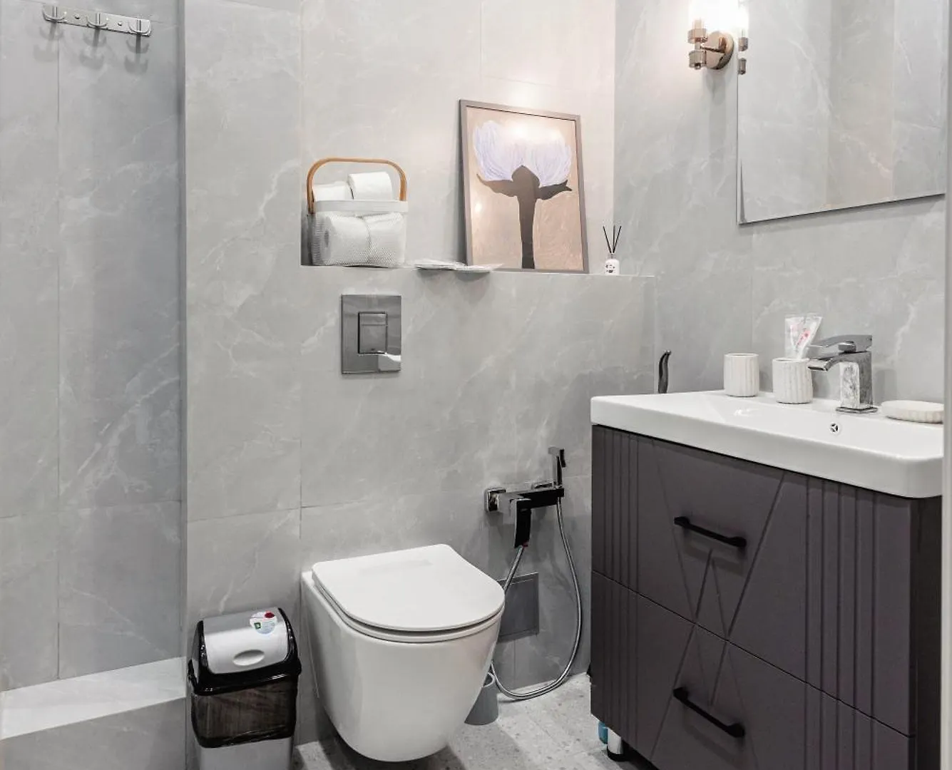 Apartment Cozy Retreat In The City Center, Near Arbat & Mall Almaty
