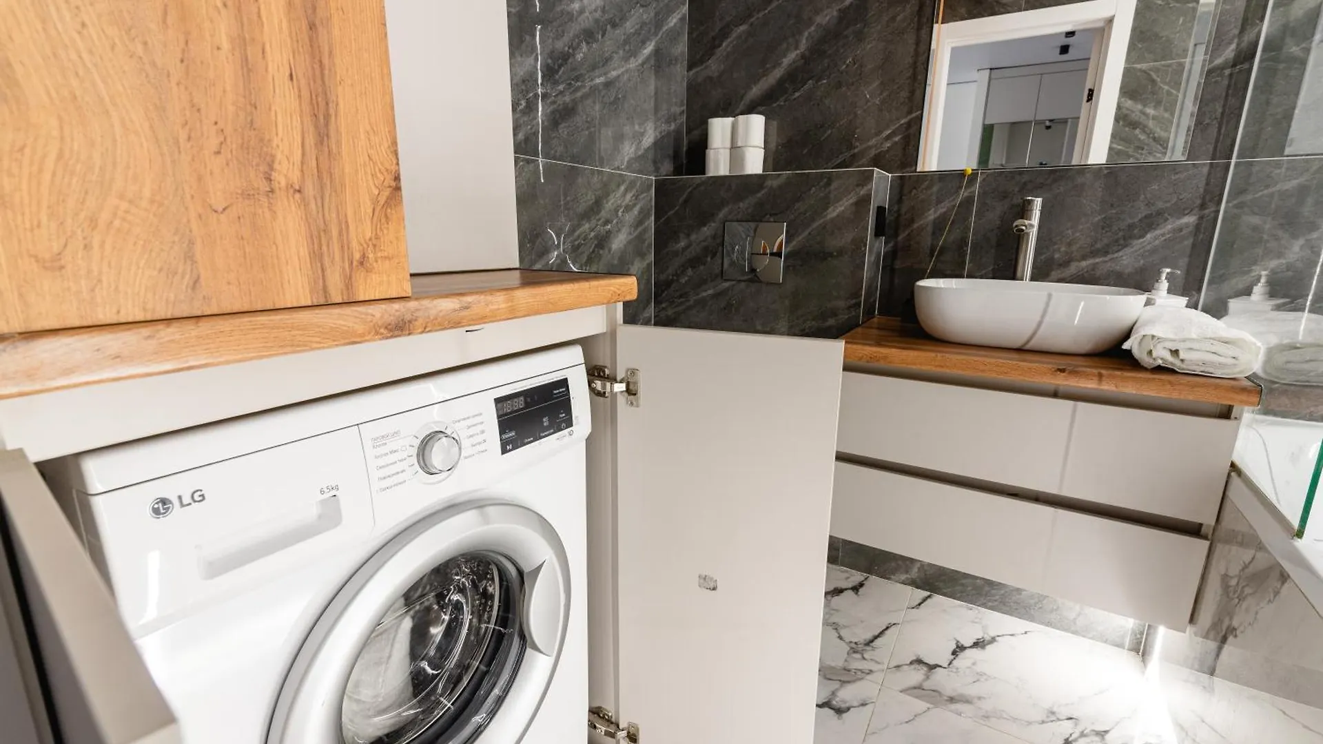 Apartment Cozy Retreat In The City Center, Near Arbat & Mall Almaty